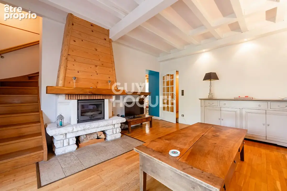 Maison de caractère de 228,4 m² - DPE E - Six chambres, dépendances et vue sur les montagnes - photo 2