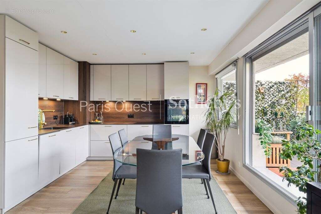 Appartement à NEUILLY-SUR-SEINE