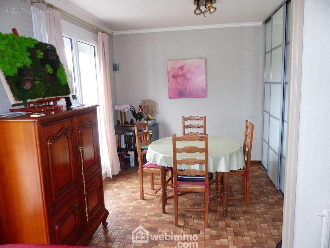 L'espace salle à manger avec son grand meuble de rangement encastré. - Maison à ISNEAUVILLE