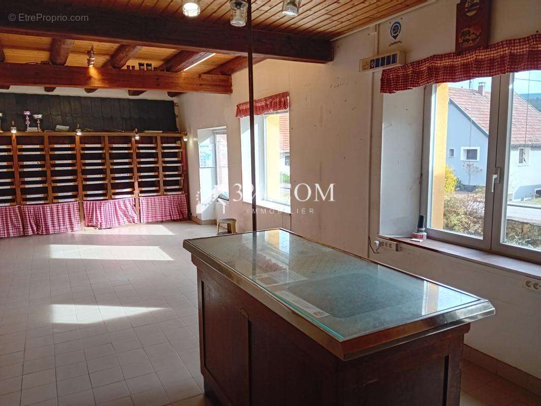 Immeuble professionnel avec appartement de fonction - photo 1