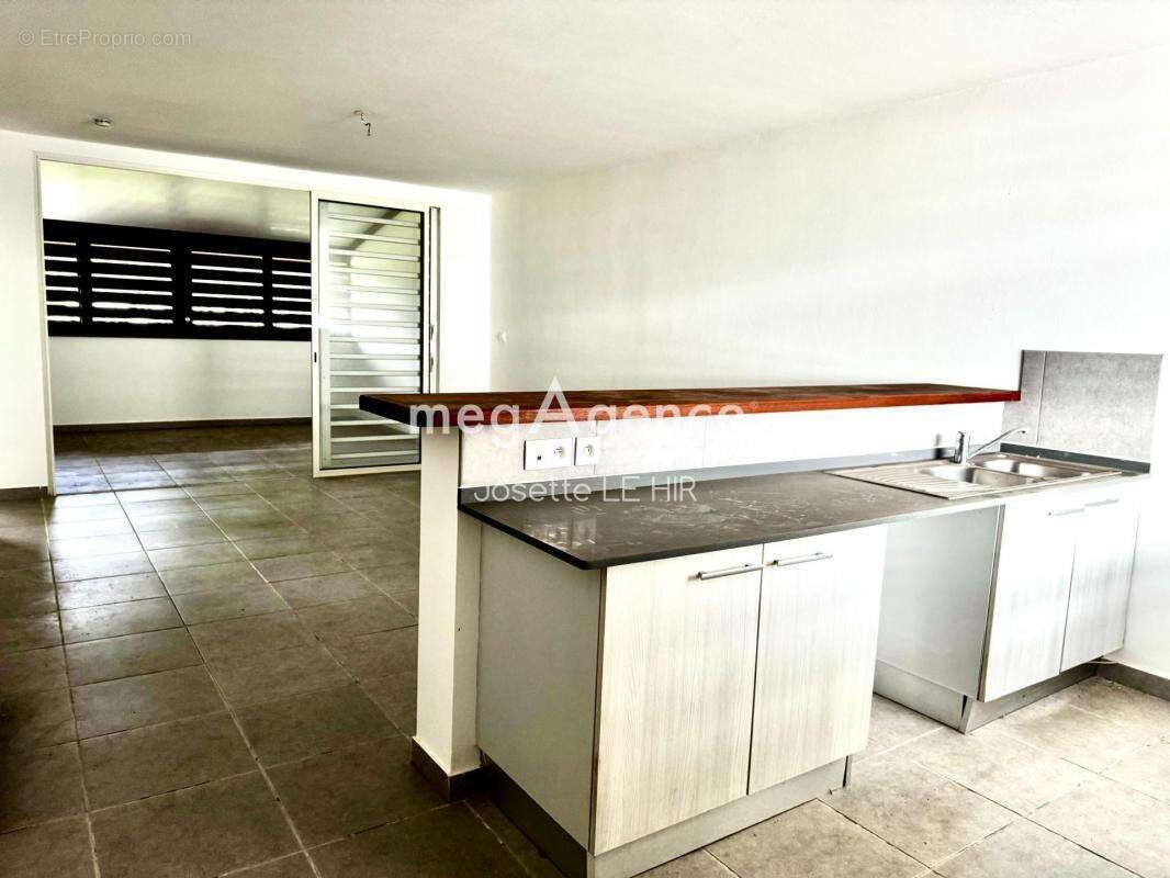 Appartement à REMIRE-MONTJOLY