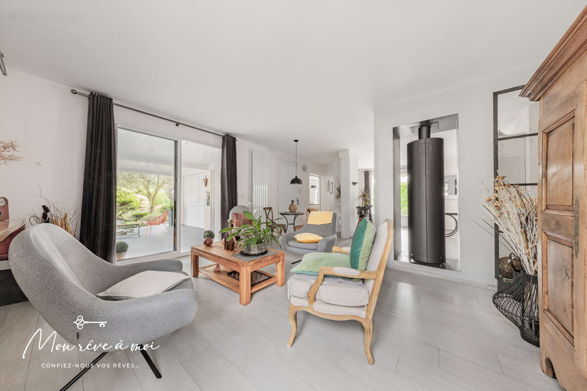 Maison lumineuse, au calme et en parfait état de 173m2, avec jardin, terrasses et parkings - photo 8