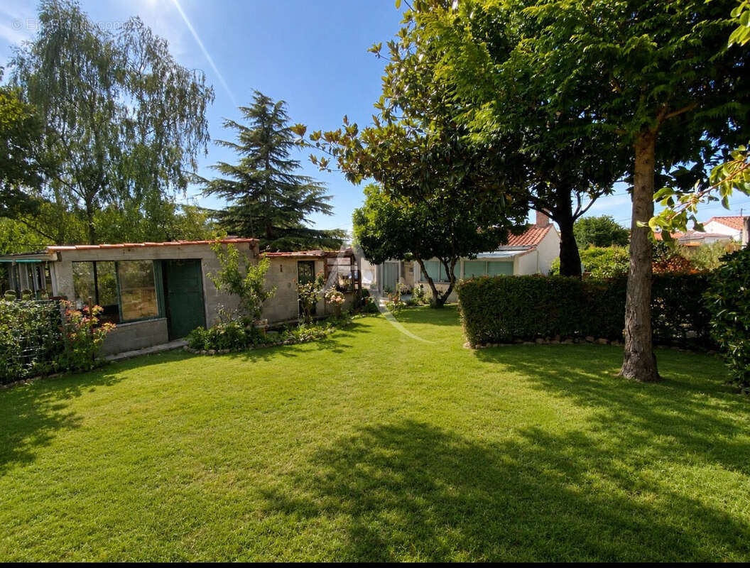 Maison  6 pièces - Fort potentiel -St Philbert de Gd lieu- Terrain clos 900 m2 - photo 3