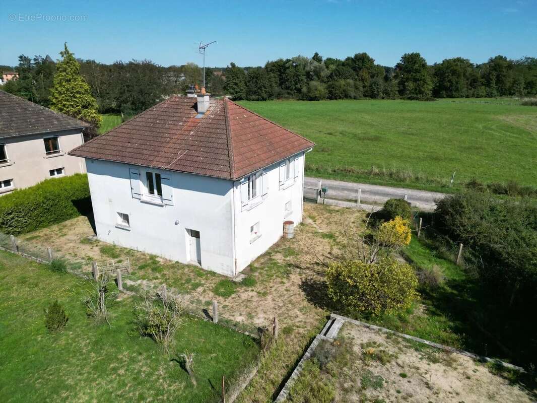Maison à THIEL-SUR-ACOLIN