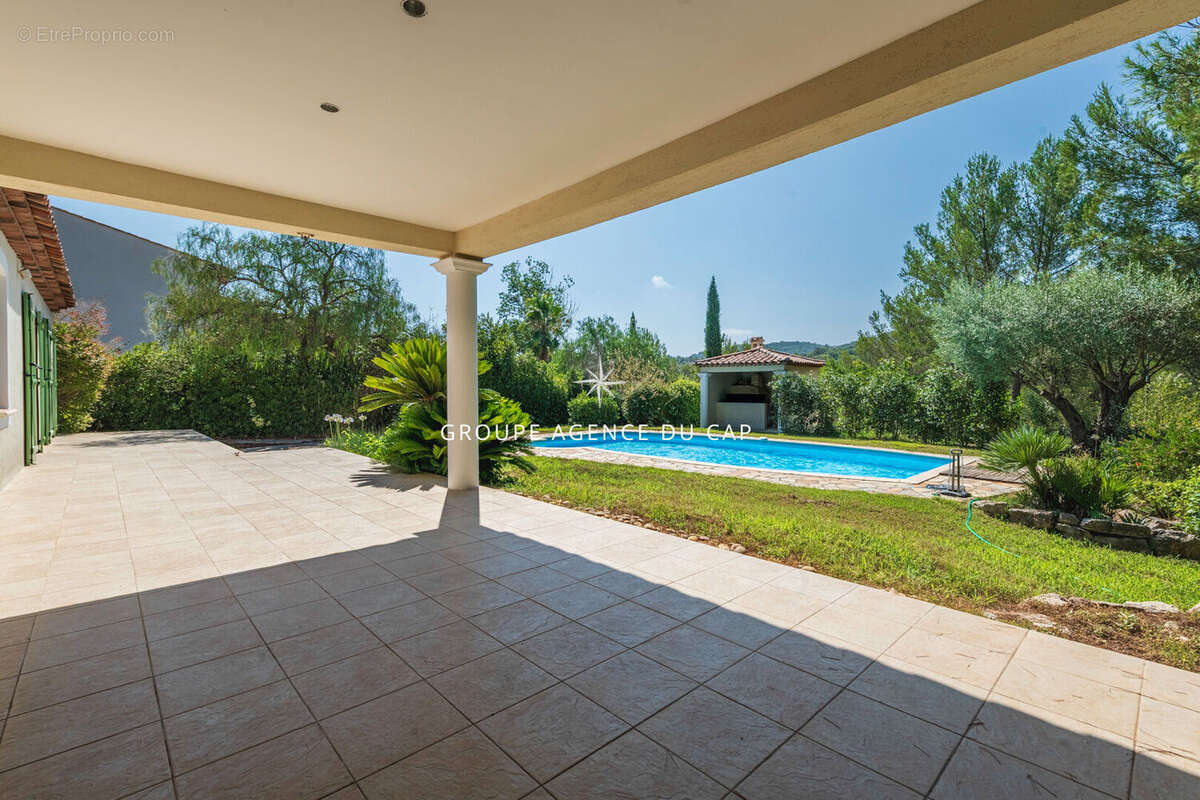 Villa de plain pied de type 6 pièces avec garage et piscine. - photo 5