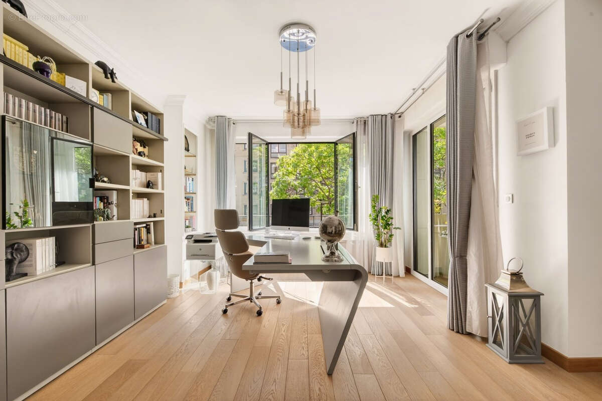 Appartement à PARIS-16E