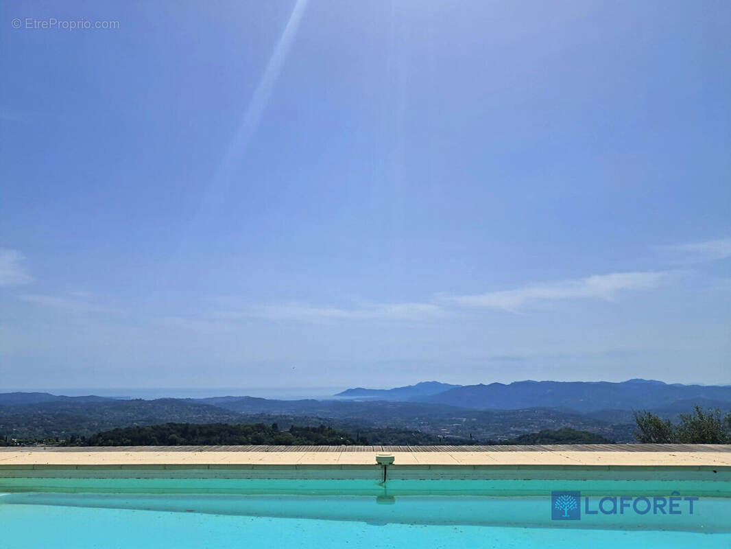 Appartement à CHATEAUNEUF-GRASSE