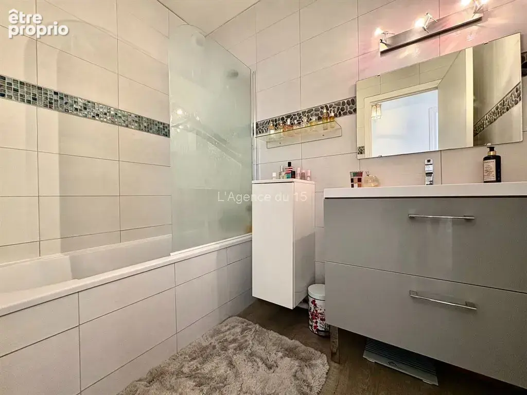 Metro commerce / appartement familial / immeuble recent de standing / 3 chambres / balcon / cave / - photo 9
