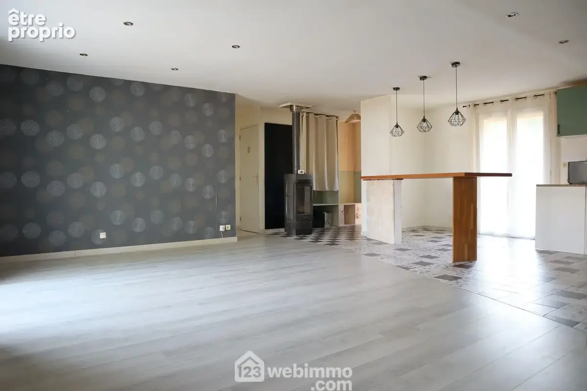 Une pièce baignée de lumière grâce à ses multiples ouvertures.