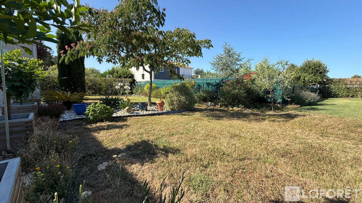 SAINTES ? Plain-pied récent de 156 m² avec 3 chambres, bureau et terrain de 1 200 m² - photo 5