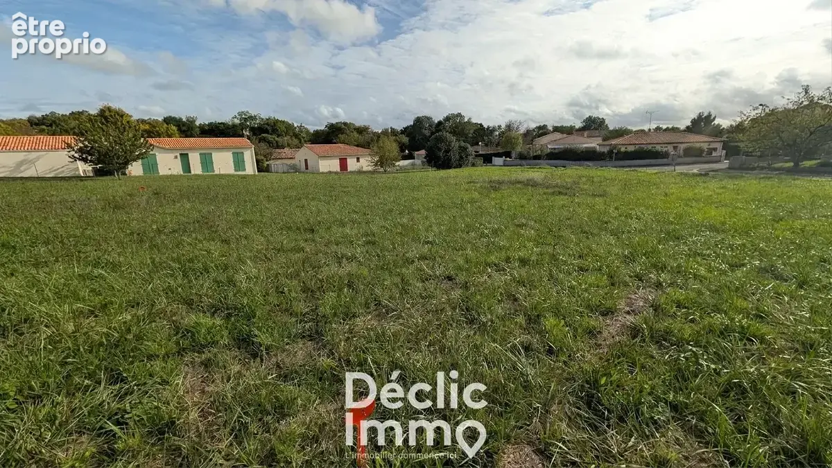 Terrain constructible 750m² Linars centre - photo 1