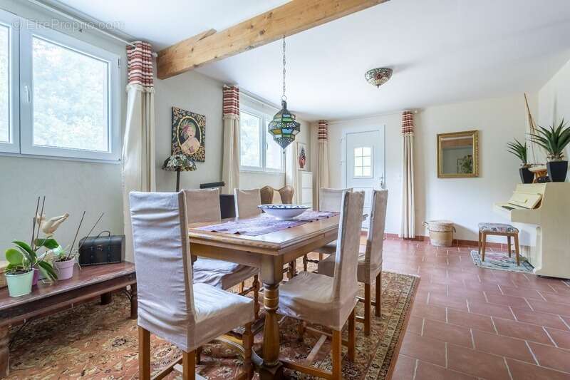 A vendre Maison Plain-pied 150m2 6 pièces - 4 chambres - hangar 300 m2 - 5660 m2 de terrain - SAINT SAUVEUR (24) - photo 3