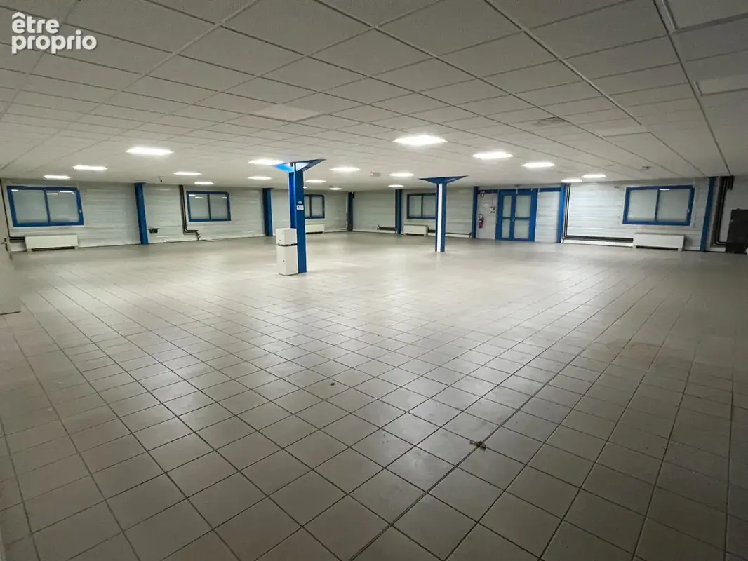 Local commercial et entrepôt de 1 569 m² sur terrain de 2 193 m² Beaurepaire (38270) - photo 2