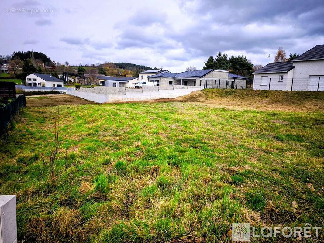 Terrain à SAINT-PIERRE-EYNAC