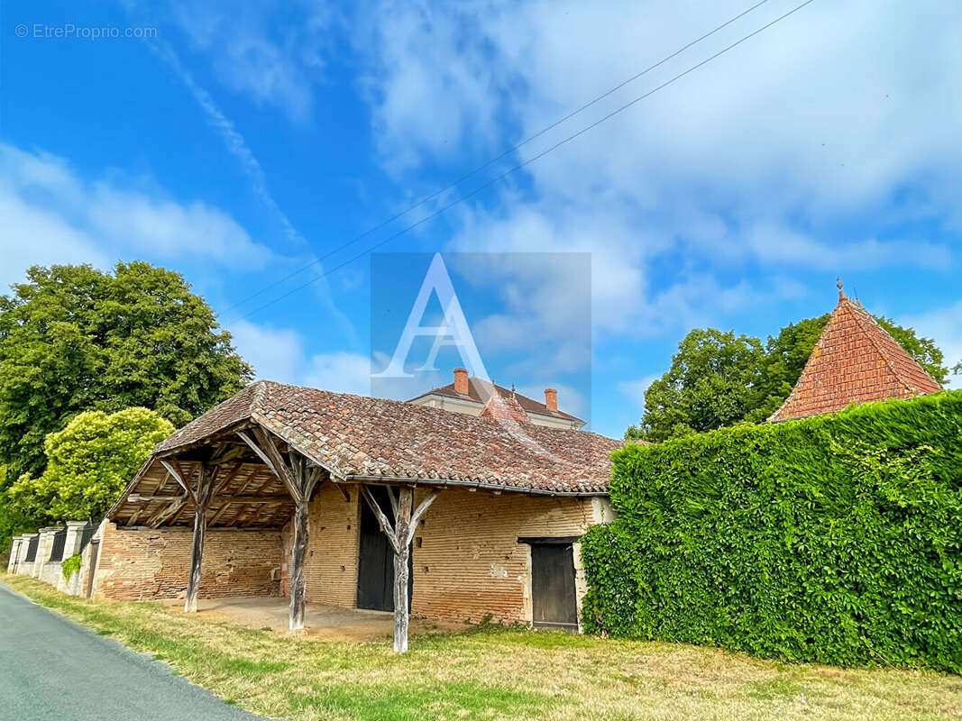 Demeure de prestige avec grange de 300 m2 et piscine - 1,13 hectares de terrain - photo 5