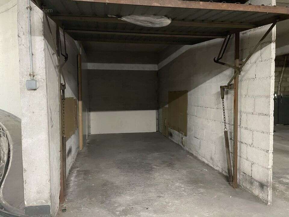Parking à PARIS-17E