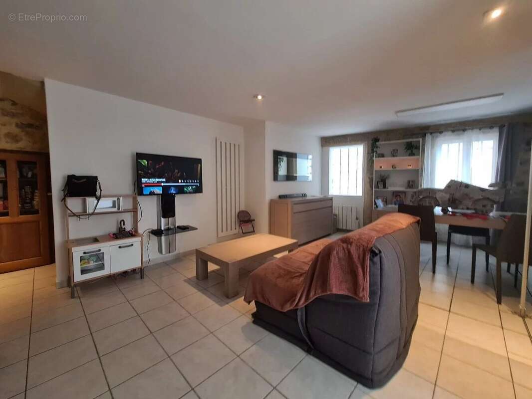 Appartement à COURNONTERRAL