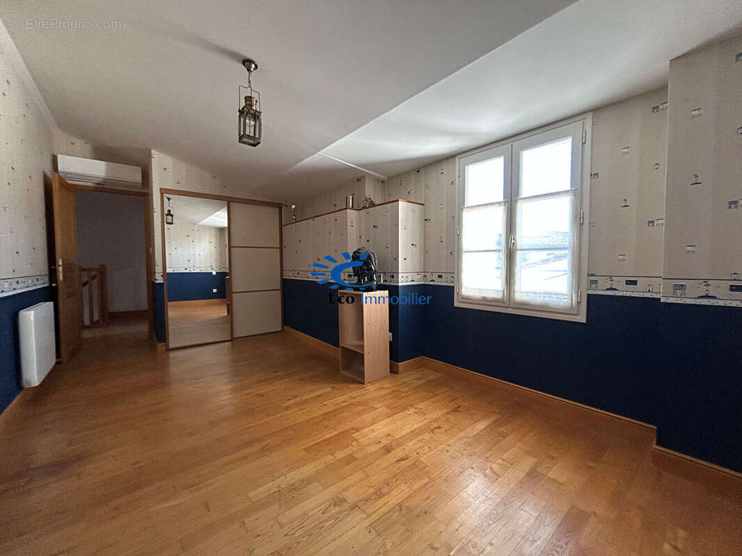 La flotte maison de bourg 3 chambres+bureau cour et patio - photo 14