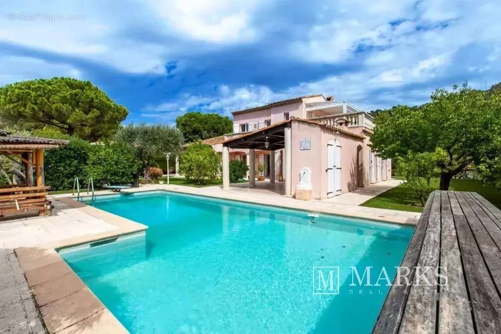 Villa de style néo provençal avec terrain plat et piscine - photo 2
