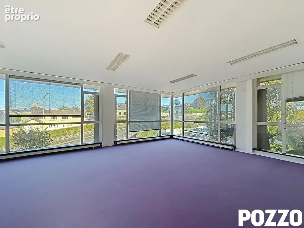 Immeuble de rapport à Coutances 1200 m²  de bureau dont une partie libre sur 3919 m² de terrain - photo 5