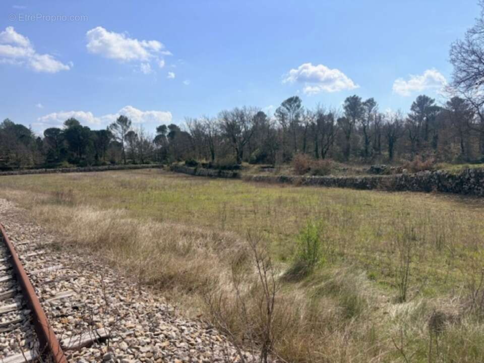 Terrain 2047 m² à Saint-Maximin-La-Sainte-Baume  - photo 4