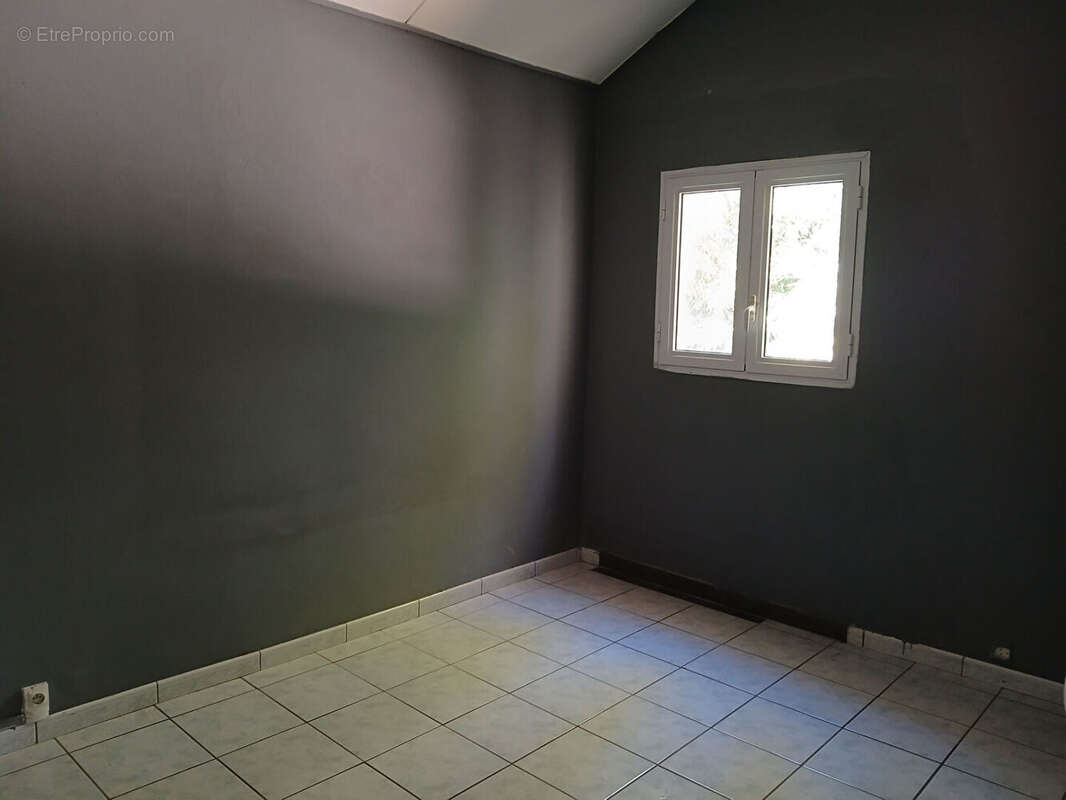 MAISON F4 sur 912 m² de terrain STE CLOTILDE - photo 5