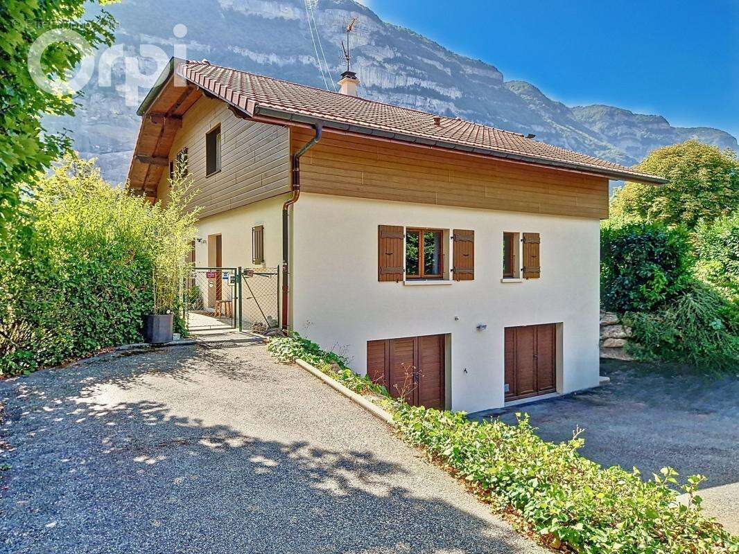 Maison à ETREMBIERES