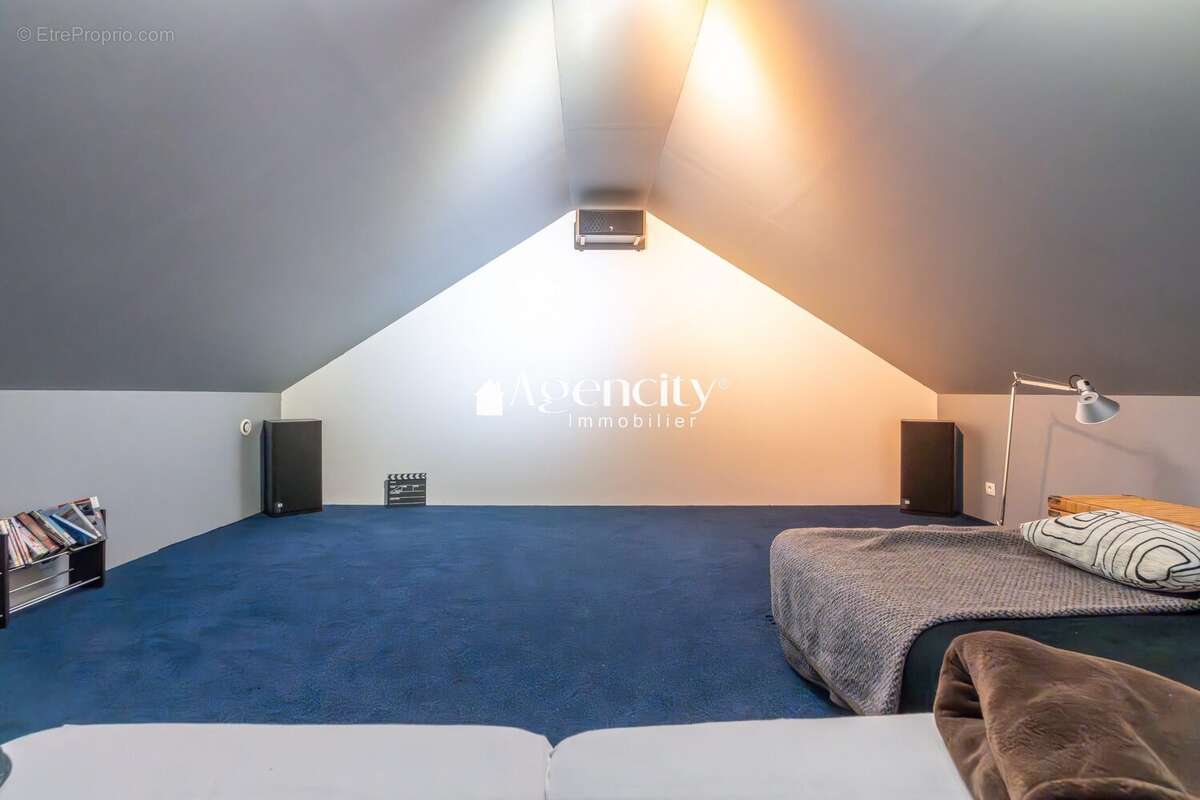 4 Pièces Bailly combles - Appartement à BAILLY-ROMAINVILLIERS