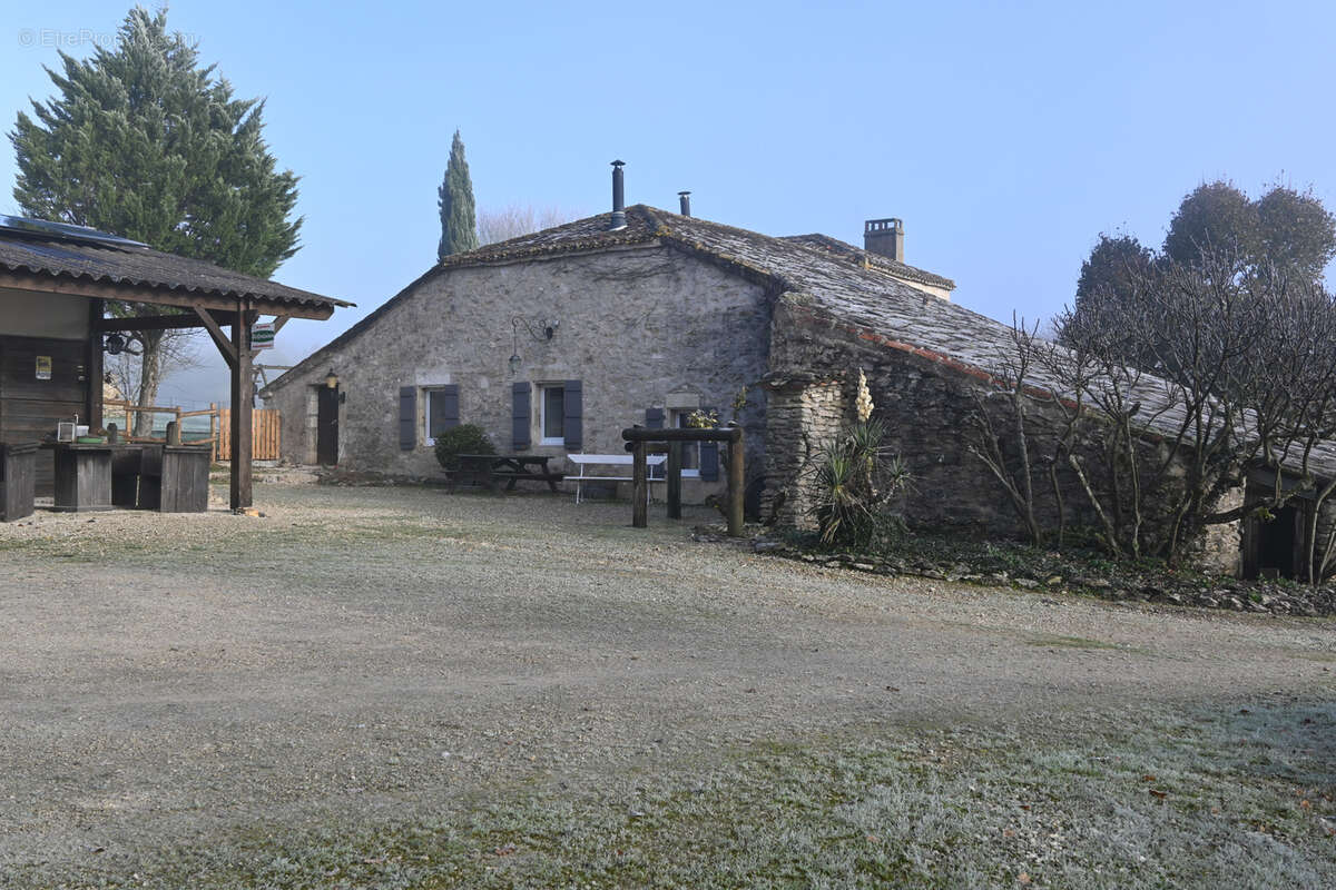 Magnifique domaine avec piscine, dépendances et installations équestres   plus de 7 hectares - photo 2