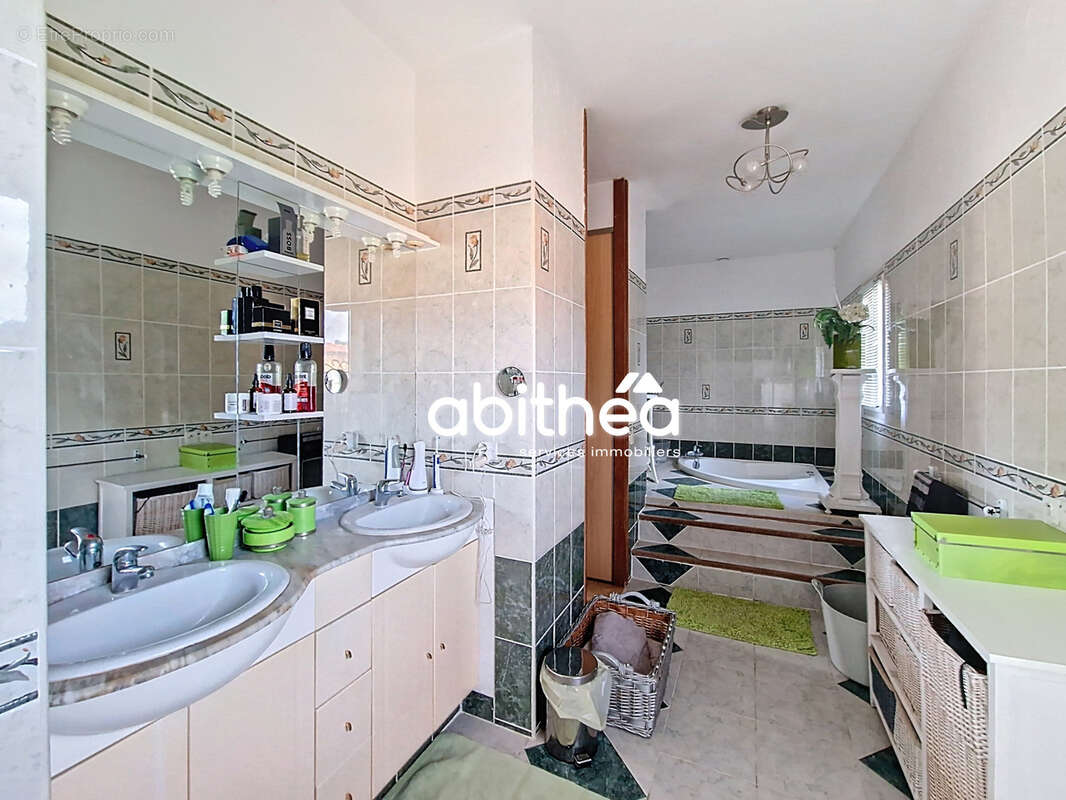 Maison à SAINT-BONNET-SUR-GIRONDE