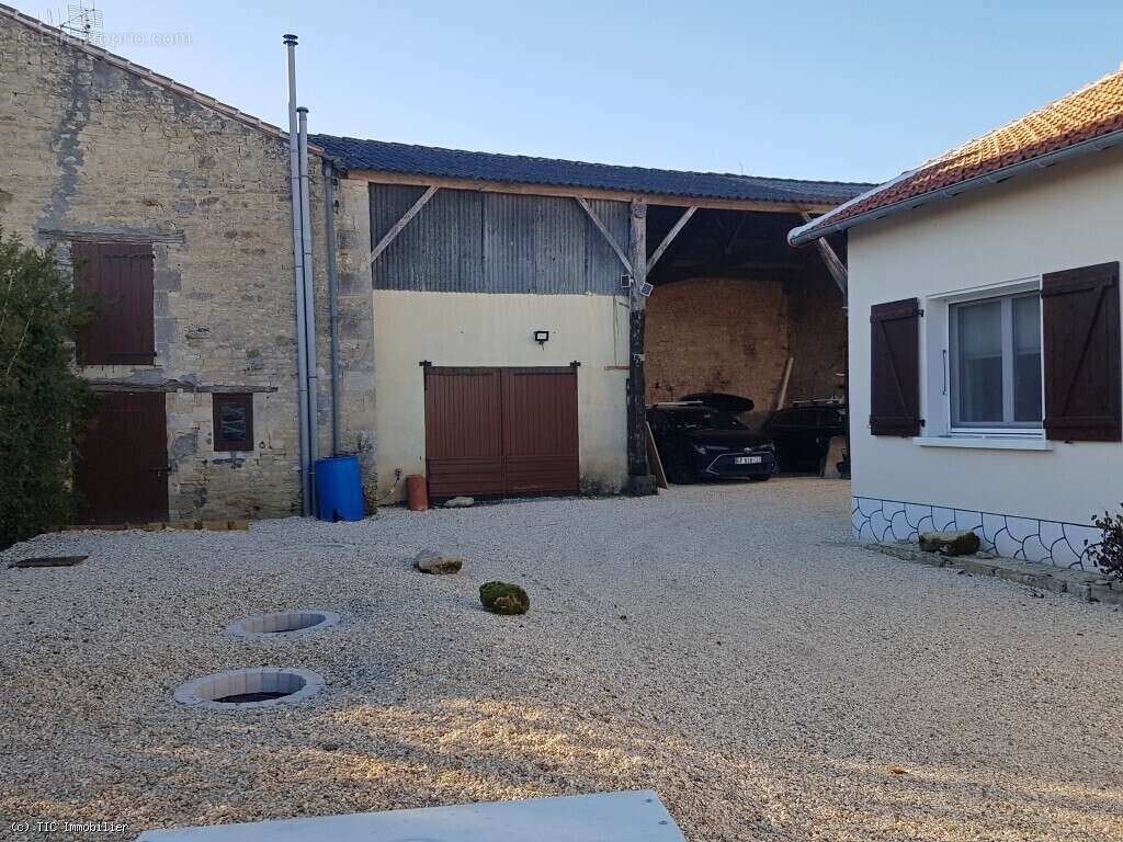 Maison à AIGRE