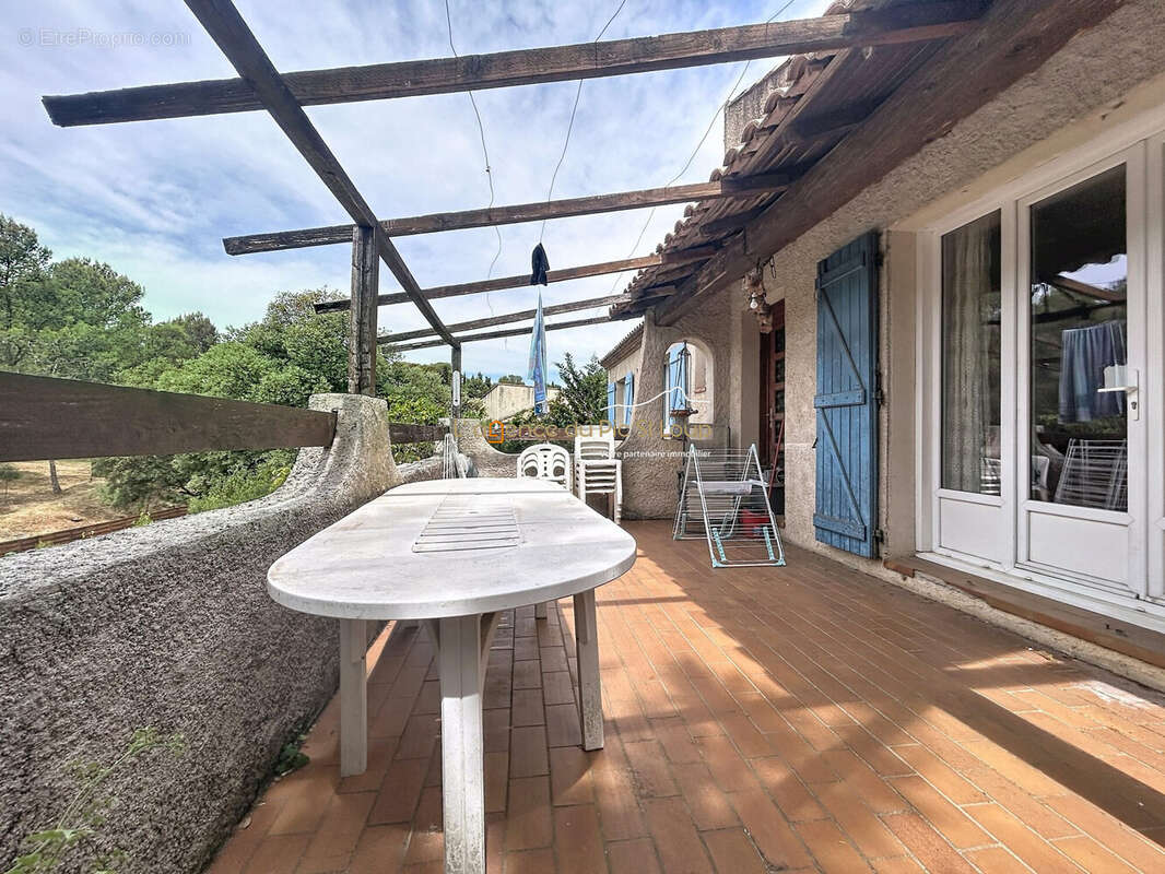 Maison à SAINT-CLEMENT-DE-RIVIERE