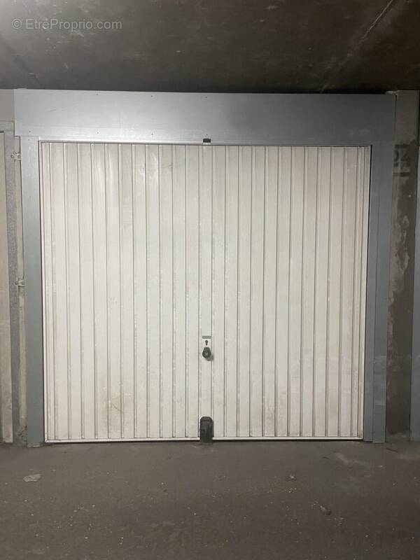 Parking à PARIS-18E