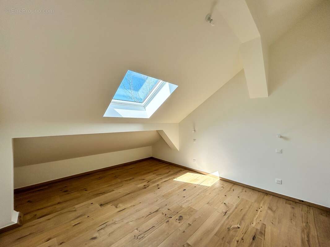 À vendre – Appartement T4 duplex traversant de charme dans une ancienne bâtisse rénovée à Viuz-en-Sallaz - photo 9