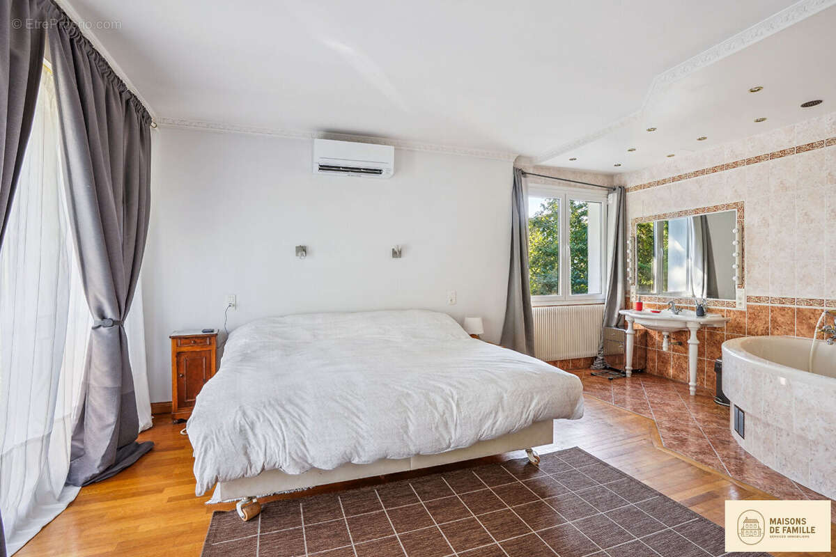 Maison à LA CELLE-SAINT-CLOUD