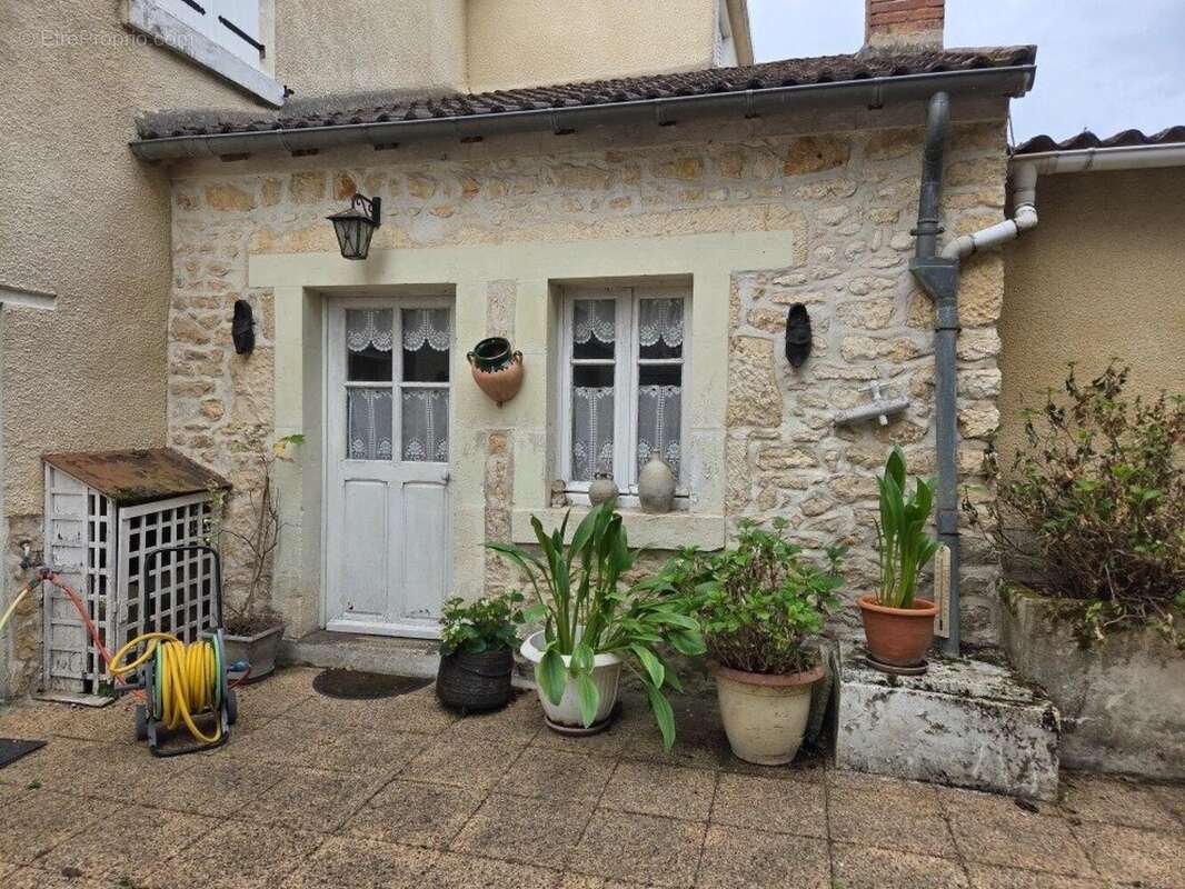 Maison 118 m² à Le Pont-Chretien-Chabenet  - photo 8
