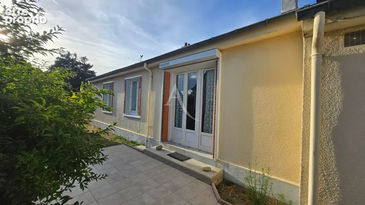 Photo Maison à Saint-Denis-De-L'hotel au prix de 187 500€