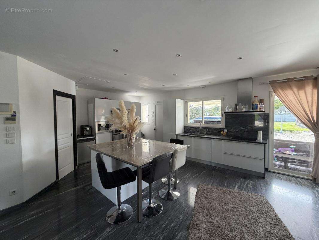 Maison à AMBARES-ET-LAGRAVE