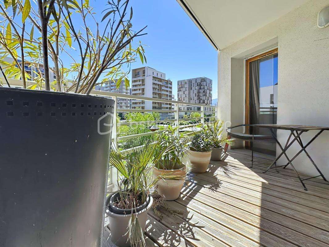  T3 lumineux avec terrasse – 67,5 m² – Presqu’île de Grenoble (2015) - photo 6