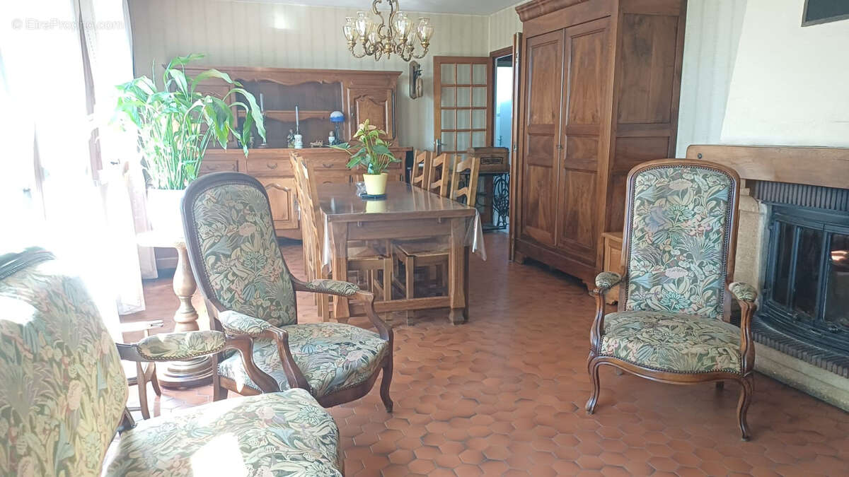 Maison à CREUZIER-LE-VIEUX