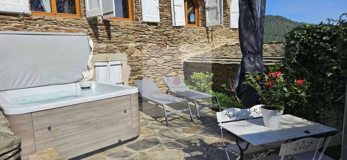 Maison à LE COLLET-DE-DEZE