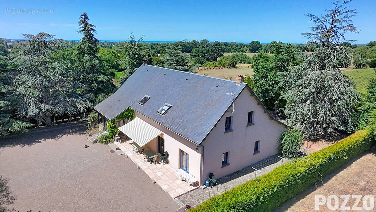 À VENDRE - Maison dans le bourg de Bréhal de 255m² au calme avec parc arboré - photo 1