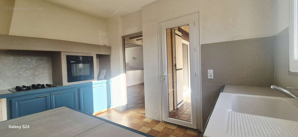 Maison de plain-pied avec dépendances   Villeneuve-la-Comptal - photo 6