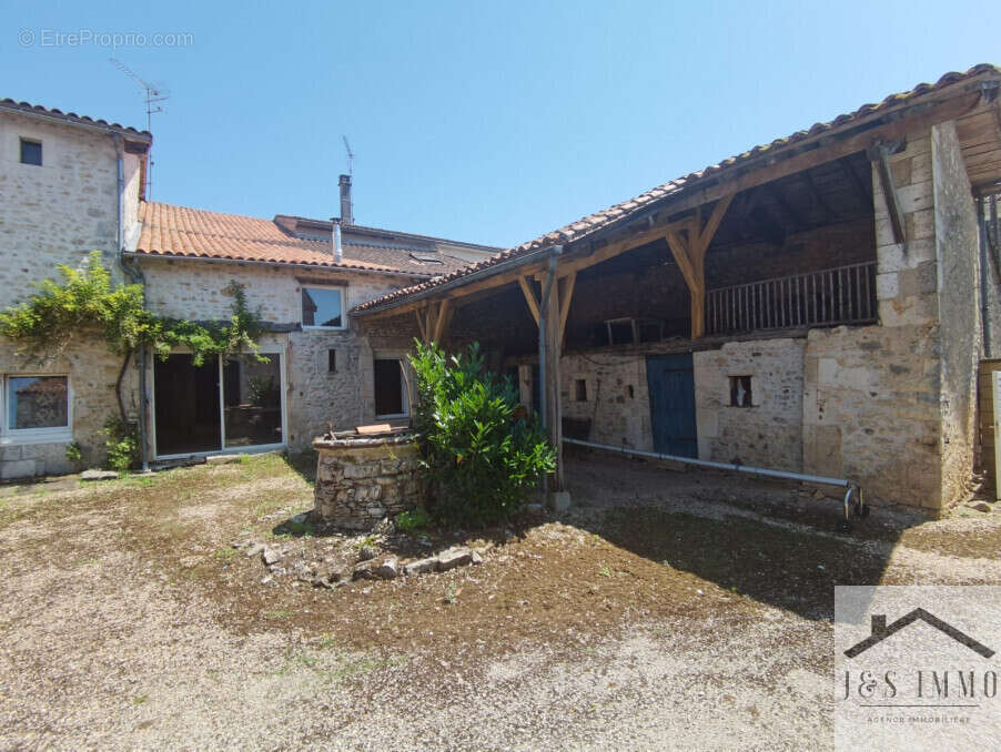 Maison à CHASSENEUIL-SUR-BONNIEURE