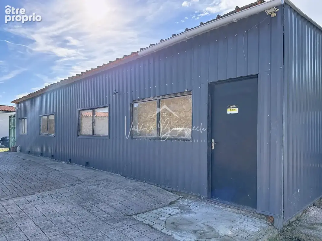 St-Victor-et-Melvieu   Entrepôt de 162 m2 vendu loué - photo 2