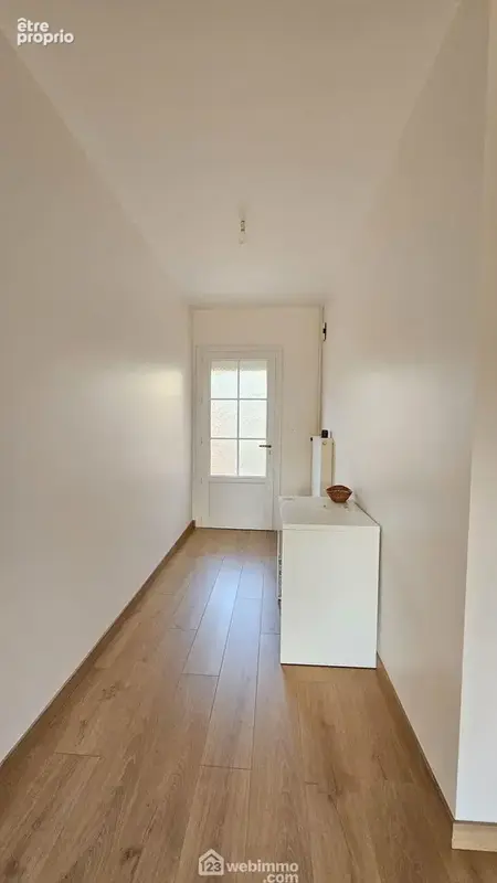Une spacieuse entrée de 6 m² avec son grand placard.