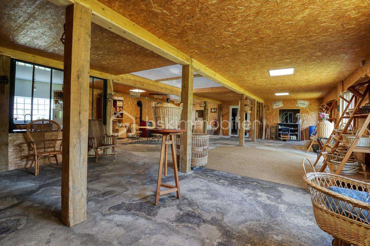 Bâtiment d'activité 600 m² avec showroom, atelier et stockage - Crèvecœur-le-Grand (60360) à 8 minutes de l’autoroute A16 - photo 3