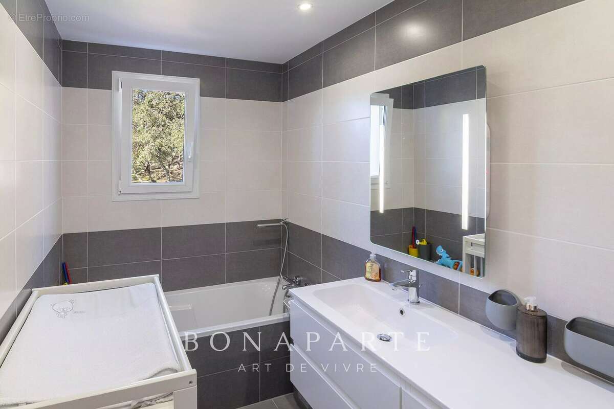 Superbe maison provençale de 155m² avec 4 chambres dont un t2 attenant - photo 12