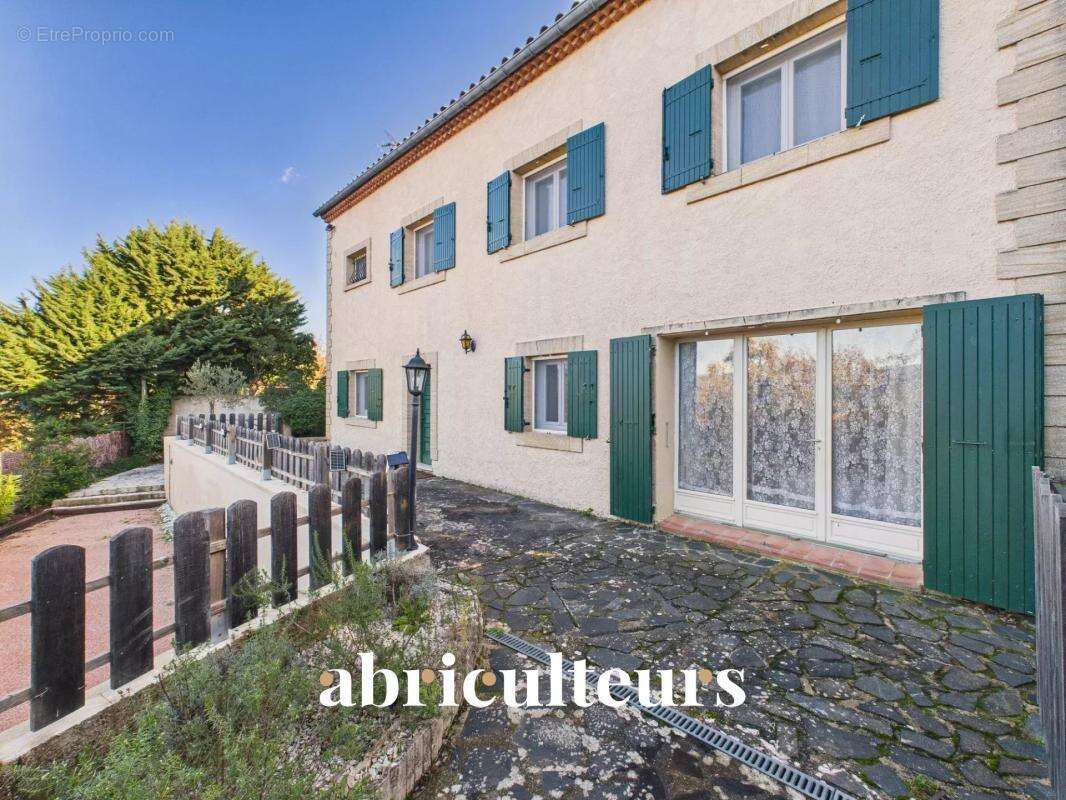 Maison à LA ROQUE-D&#039;ANTHERON