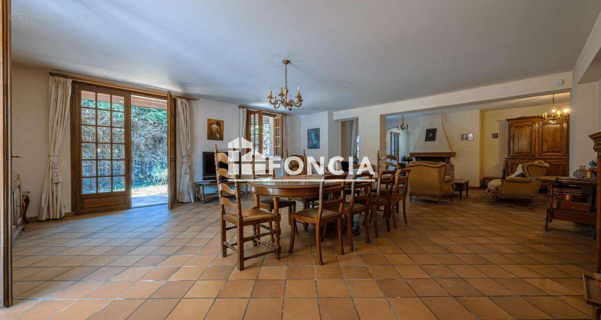 Chavanod - Belle propriété avec piscine, grand terrain et garage de 50 m² - photo 4